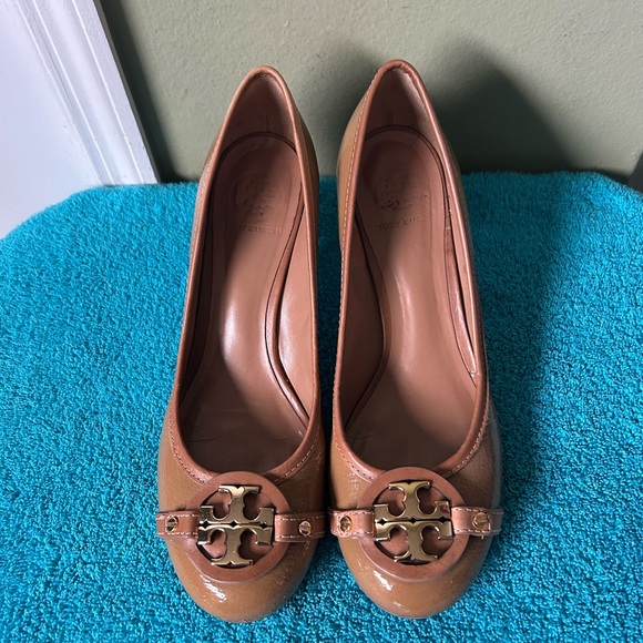 Tory Burch Aaden Tan Patent Pumps Mid Heels Sz 11 - Picture 1 of 11